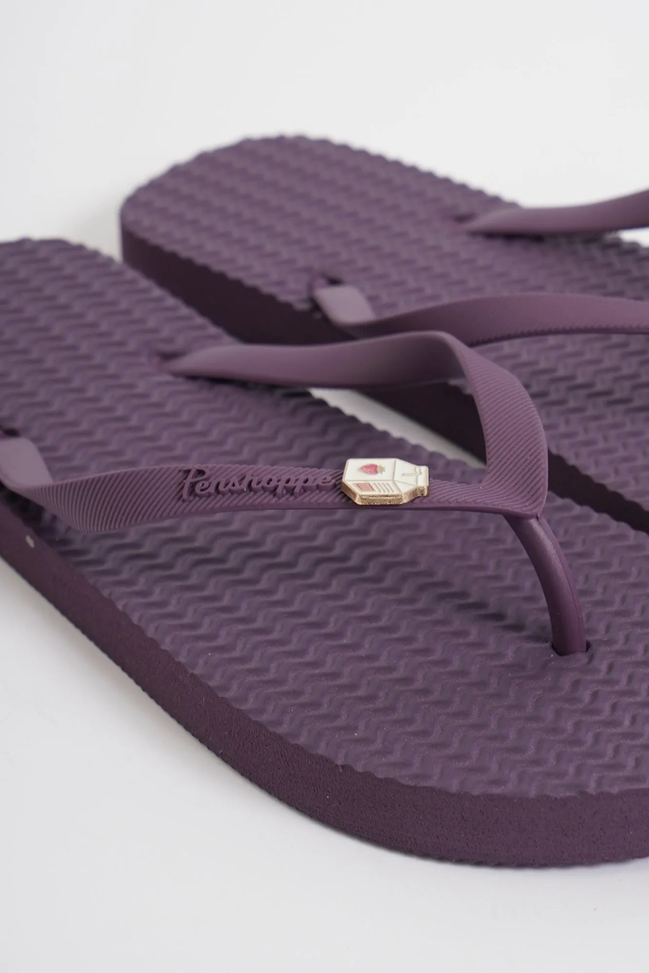 Women's Textured Flip Flops with Metal Pin